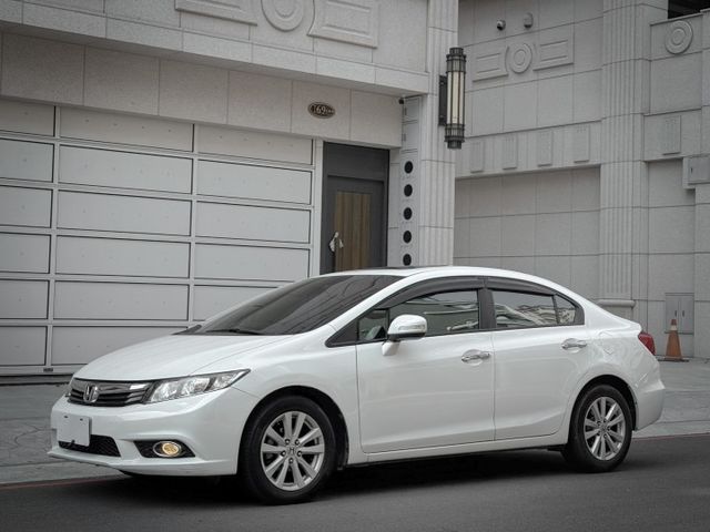 倒車顯影/倒車雷達/電動天窗/駕駛模式切換/中控影音/HID魚眼頭燈/恆溫空調  第1張相片