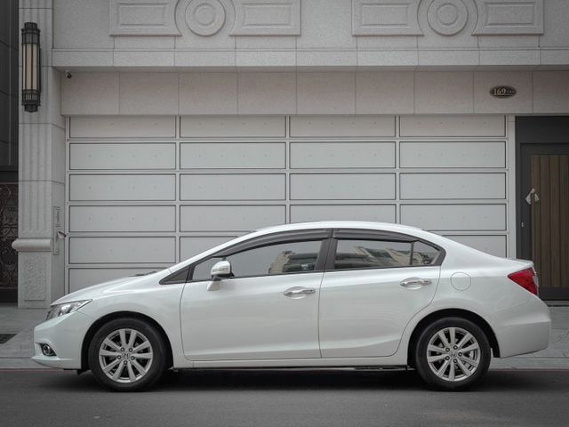 倒車顯影/倒車雷達/電動天窗/駕駛模式切換/中控影音/HID魚眼頭燈/恆溫空調  第2張相片