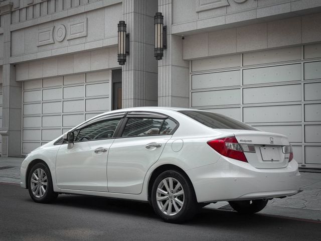 倒車顯影/倒車雷達/電動天窗/駕駛模式切換/中控影音/HID魚眼頭燈/恆溫空調  第3張相片