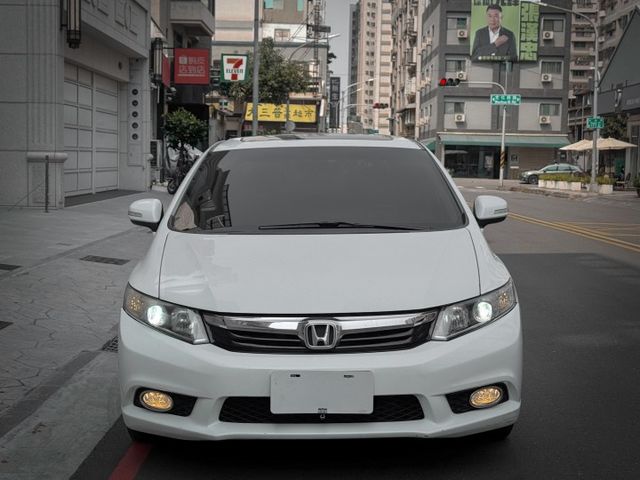 倒車顯影/倒車雷達/電動天窗/駕駛模式切換/中控影音/HID魚眼頭燈/恆溫空調  第4張相片