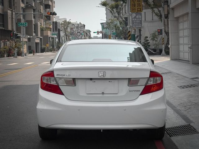 倒車顯影/倒車雷達/電動天窗/駕駛模式切換/中控影音/HID魚眼頭燈/恆溫空調  第5張相片