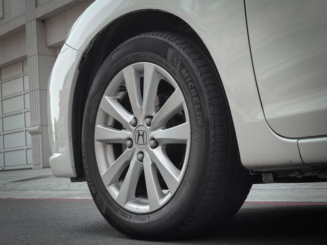 倒車顯影/倒車雷達/電動天窗/駕駛模式切換/中控影音/HID魚眼頭燈/恆溫空調  第6張相片