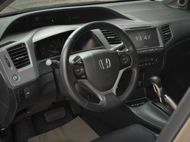 倒車顯影/倒車雷達/電動天窗/駕駛模式切換/中控影音/HID魚眼頭燈/恆溫空調  第8張相片