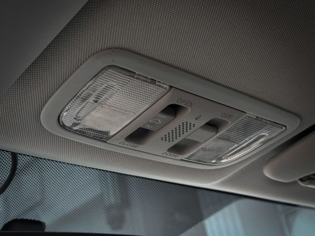 倒車顯影/倒車雷達/電動天窗/駕駛模式切換/中控影音/HID魚眼頭燈/恆溫空調  第15張相片