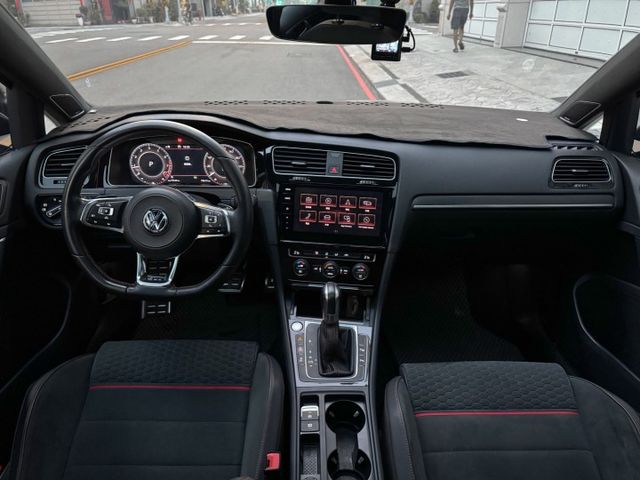 ACC跟車/車道偏移/液晶儀表板/電子手剎/原廠導航/Apple CarPlay/雙區恆溫空調/倒車顯影/全車雷達  第7張相片