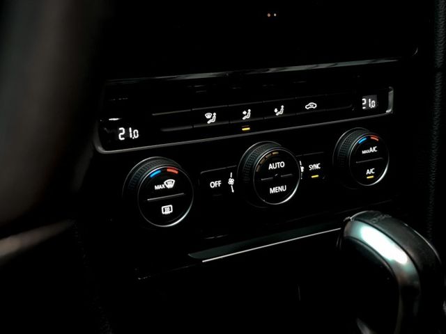 ACC跟車/車道偏移/液晶儀表板/電子手剎/原廠導航/Apple CarPlay/雙區恆溫空調/倒車顯影/全車雷達  第14張相片