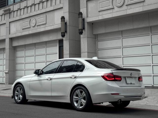 一鍵啟動/雙區恆溫空調/電動記憶座椅/電子排檔桿/自動光感應頭燈/改裝M3方向盤/改裝龍麟尾燈  第3張相片