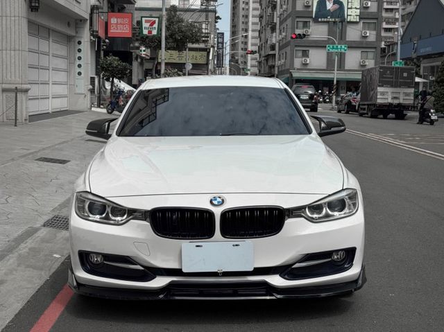 一鍵啟動/雙區恆溫空調/電動記憶座椅/電子排檔桿/自動光感應頭燈/改裝M3方向盤/改裝龍麟尾燈  第4張相片