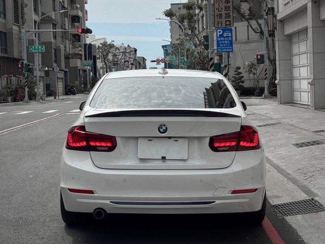 一鍵啟動/雙區恆溫空調/電動記憶座椅/電子排檔桿/自動光感應頭燈/改裝M3方向盤/改裝龍麟尾燈  第5張相片