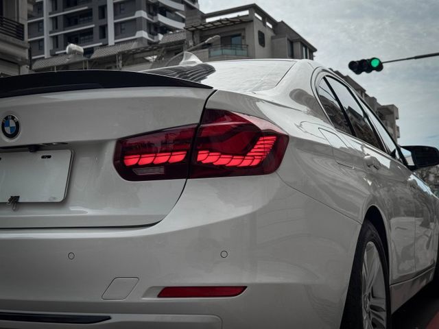 一鍵啟動/雙區恆溫空調/電動記憶座椅/電子排檔桿/自動光感應頭燈/改裝M3方向盤/改裝龍麟尾燈  第6張相片