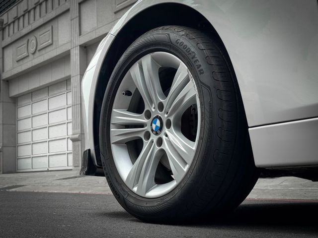 一鍵啟動/雙區恆溫空調/電動記憶座椅/電子排檔桿/自動光感應頭燈/改裝M3方向盤/改裝龍麟尾燈  第7張相片