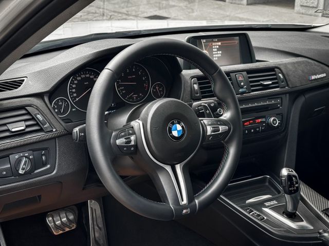 一鍵啟動/雙區恆溫空調/電動記憶座椅/電子排檔桿/自動光感應頭燈/改裝M3方向盤/改裝龍麟尾燈  第9張相片