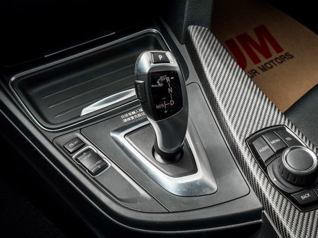 一鍵啟動/雙區恆溫空調/電動記憶座椅/電子排檔桿/自動光感應頭燈/改裝M3方向盤/改裝龍麟尾燈  第13張相片