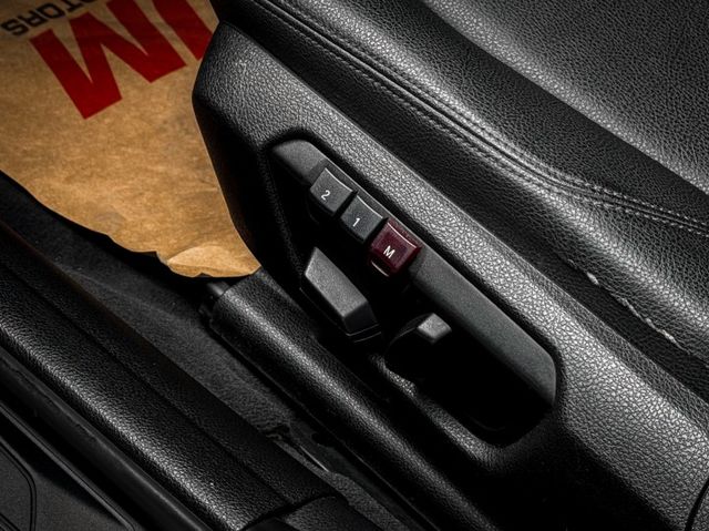 一鍵啟動/雙區恆溫空調/電動記憶座椅/電子排檔桿/自動光感應頭燈/改裝M3方向盤/改裝龍麟尾燈  第15張相片