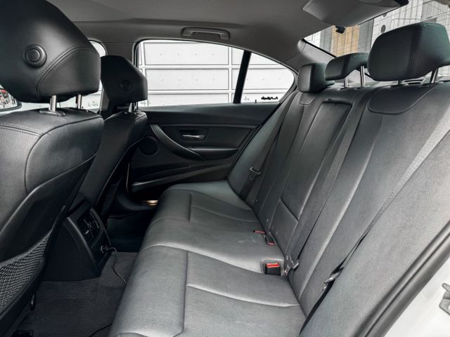 一鍵啟動/雙區恆溫空調/電動記憶座椅/電子排檔桿/自動光感應頭燈/改裝M3方向盤/改裝龍麟尾燈  第17張相片