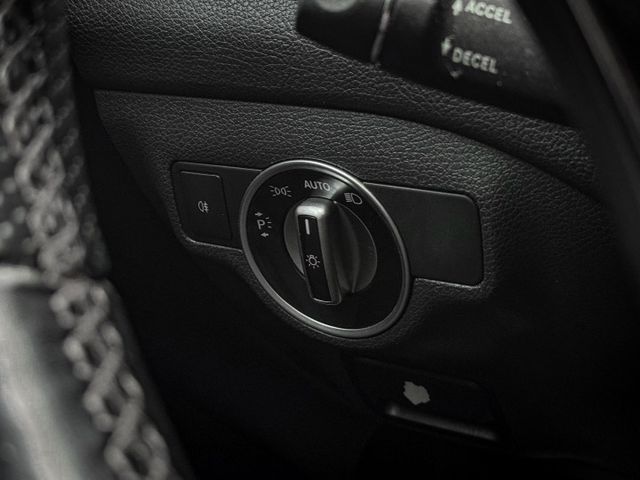 雙前座電熱椅/雙前電動記憶座椅/雙區恆溫/盲點偵測/自動大燈/定速系統/改裝全段排氣/改裝碳纖維小尾翼/改裝碳纖維後視鏡  第17張相片