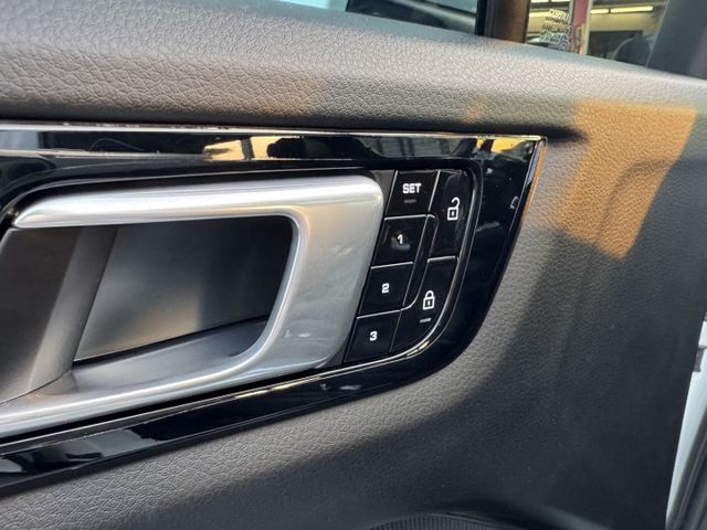 E3 重點選配 全景天窗 BOSE音響 環景 免鑰匙 引擎腳全新剛換 賞車另有優惠  第8張相片