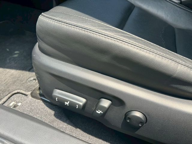 僅跑3萬 GARMIN導航主機 稀有尊爵版 電動椅 led頭燈 賞車另有優惠價  第7張相片