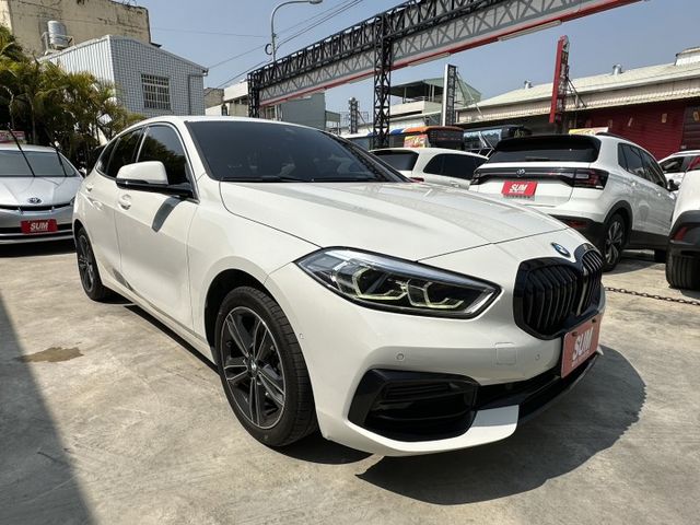 2020年領牌/總代理118i/5AS輔助駕駛/無線CarPlay/雙前座電動椅/電尾門/HK音響/氣氛燈/摸門/可全貸  第3張相片