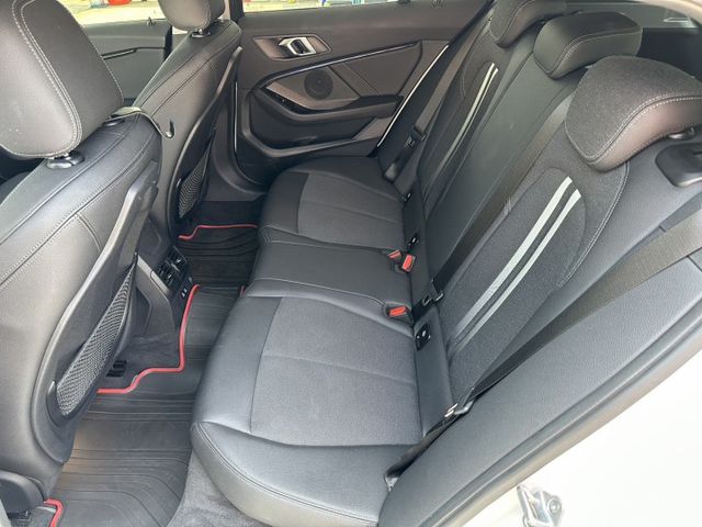 2020年領牌/總代理118i/5AS輔助駕駛/無線CarPlay/雙前座電動椅/電尾門/HK音響/氣氛燈/摸門/可全貸  第9張相片