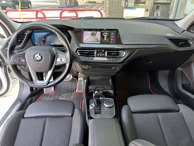 2020年領牌/總代理118i/5AS輔助駕駛/無線CarPlay/雙前座電動椅/電尾門/HK音響/氣氛燈/摸門/可全貸  第10張相片