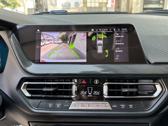 2020年領牌/總代理118i/5AS輔助駕駛/無線CarPlay/雙前座電動椅/電尾門/HK音響/氣氛燈/摸門/可全貸  第12張相片