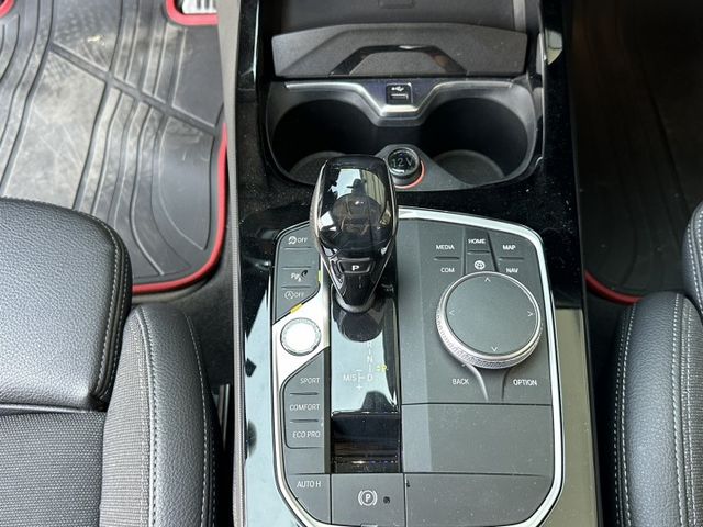2020年領牌/總代理118i/5AS輔助駕駛/無線CarPlay/雙前座電動椅/電尾門/HK音響/氣氛燈/摸門/可全貸  第15張相片