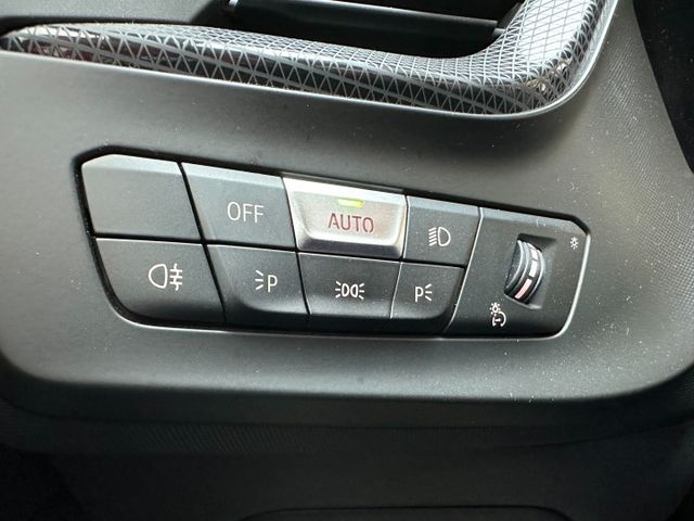 2020年領牌/總代理118i/5AS輔助駕駛/無線CarPlay/雙前座電動椅/電尾門/HK音響/氣氛燈/摸門/可全貸  第16張相片