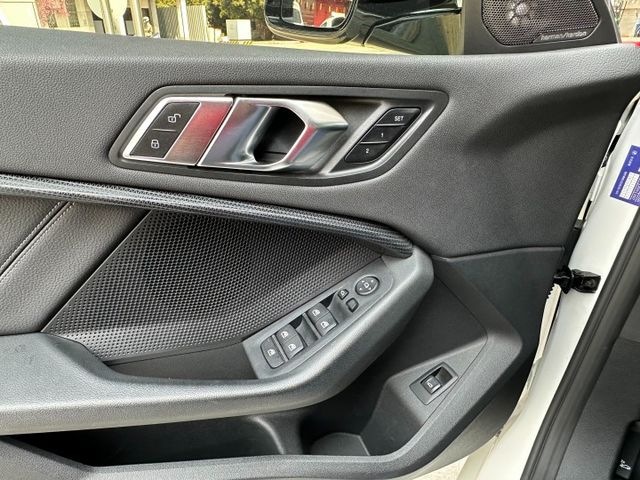 2020年領牌/總代理118i/5AS輔助駕駛/無線CarPlay/雙前座電動椅/電尾門/HK音響/氣氛燈/摸門/可全貸  第18張相片