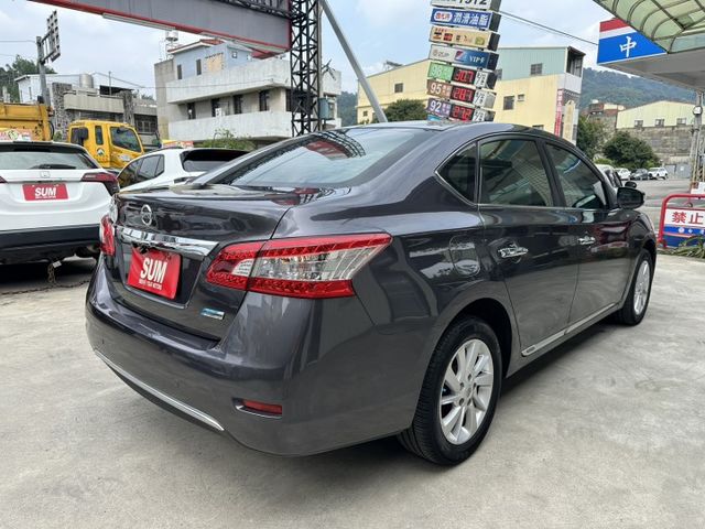一手車 原鈑件 頂級 免鑰匙啟動 全新安卓系統 無線CarPlay 無任何待修 可全額貸款 保固一年  第4張相片