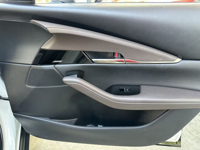 旗艦版 BOSE音響 電動椅 電動尾門 環景 盲點 ACC 換檔快撥 原鈑件認證車 可全貸 保固1年  第18張相片