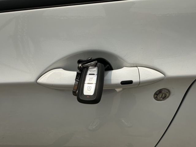 保證只跑9000公里 一手車庫車 原鈑件 IKEY摸門 盲點 電尾門 導航 倒車影像 全程原廠保養 可全貸 保固1年  第7張相片