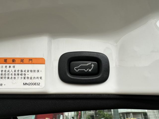 保證只跑9000公里 一手車庫車 原鈑件 IKEY摸門 盲點 電尾門 導航 倒車影像 全程原廠保養 可全貸 保固1年  第16張相片