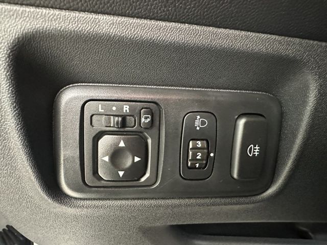 保證只跑9000公里 一手車庫車 原鈑件 IKEY摸門 盲點 電尾門 導航 倒車影像 全程原廠保養 可全貸 保固1年  第17張相片