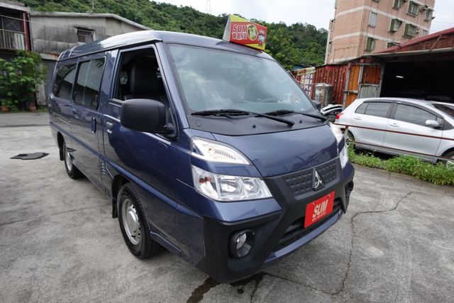 2023年7月出廠~自排8人座~盲點.電動後視鏡~實跑6萬2千公里~新車保固中~里程保證  第2張相片