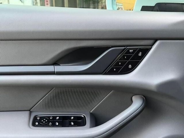PORSCHE保時捷 TAYCAN  第17張相片