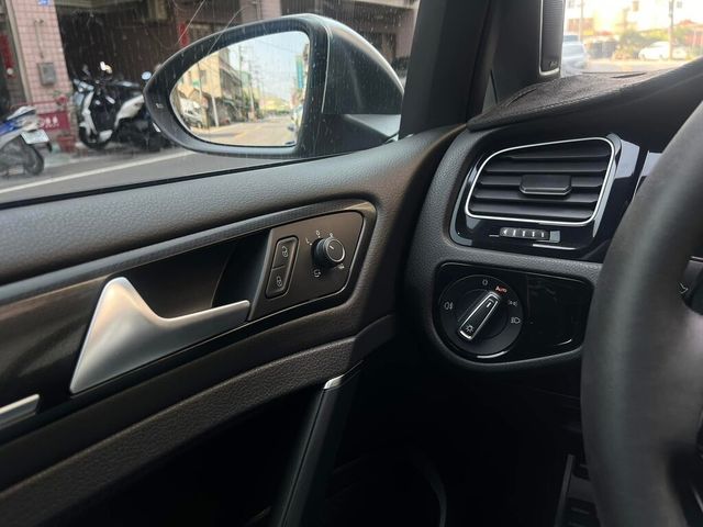 VOLKSWAGEN福斯 GOLF R  第27張相片