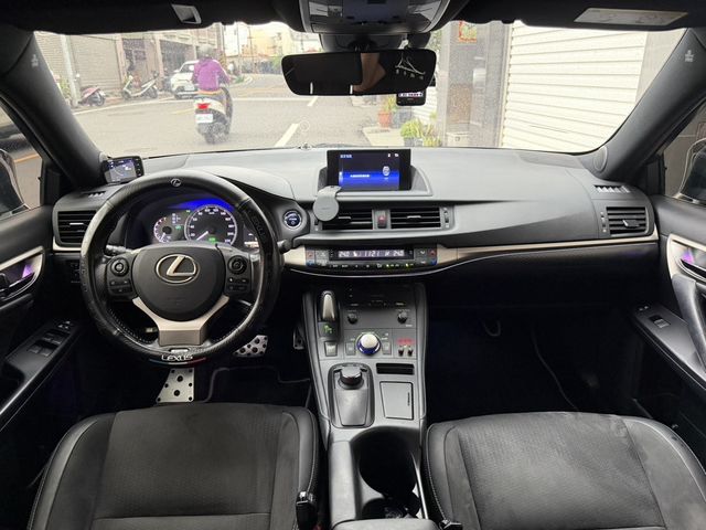 LEXUS凌志 CT200H  第9張相片