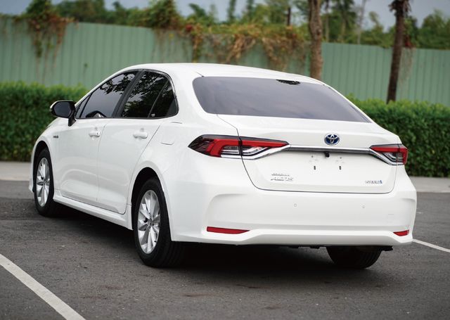 TOYOTA豐田 COROLLA ALTIS HYBRID  第3張相片