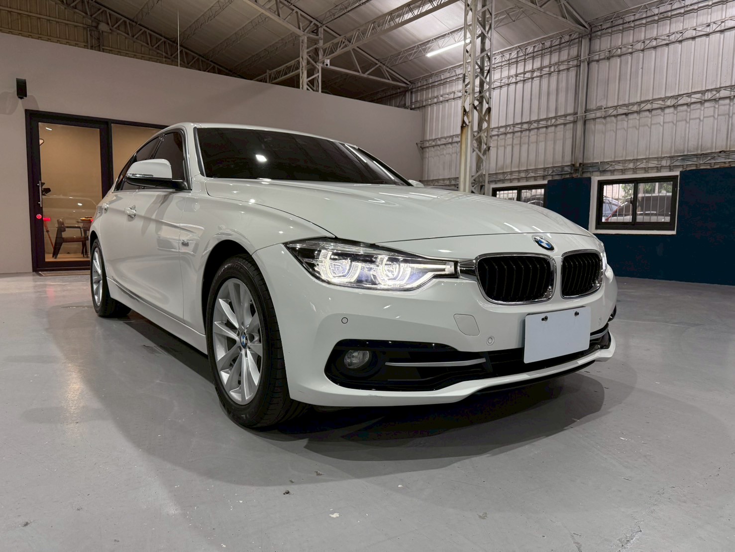 2018 BMW 320i 2.0  第2張相片