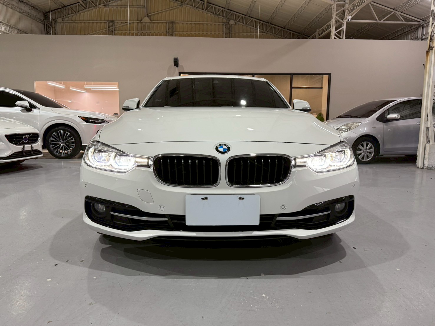 2018 BMW 320i 2.0  第3張相片