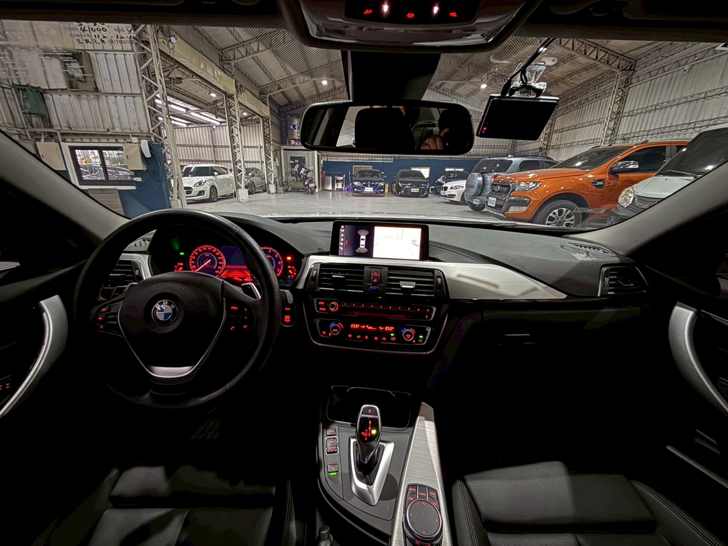 2018 BMW 320i 2.0  第10張相片
