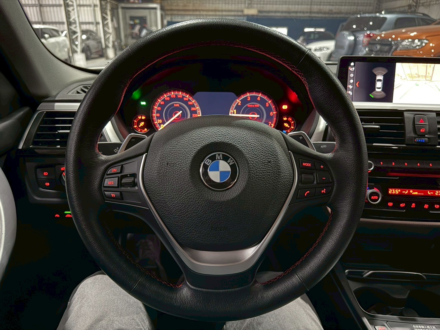 2018 BMW 320i 2.0  第11張相片