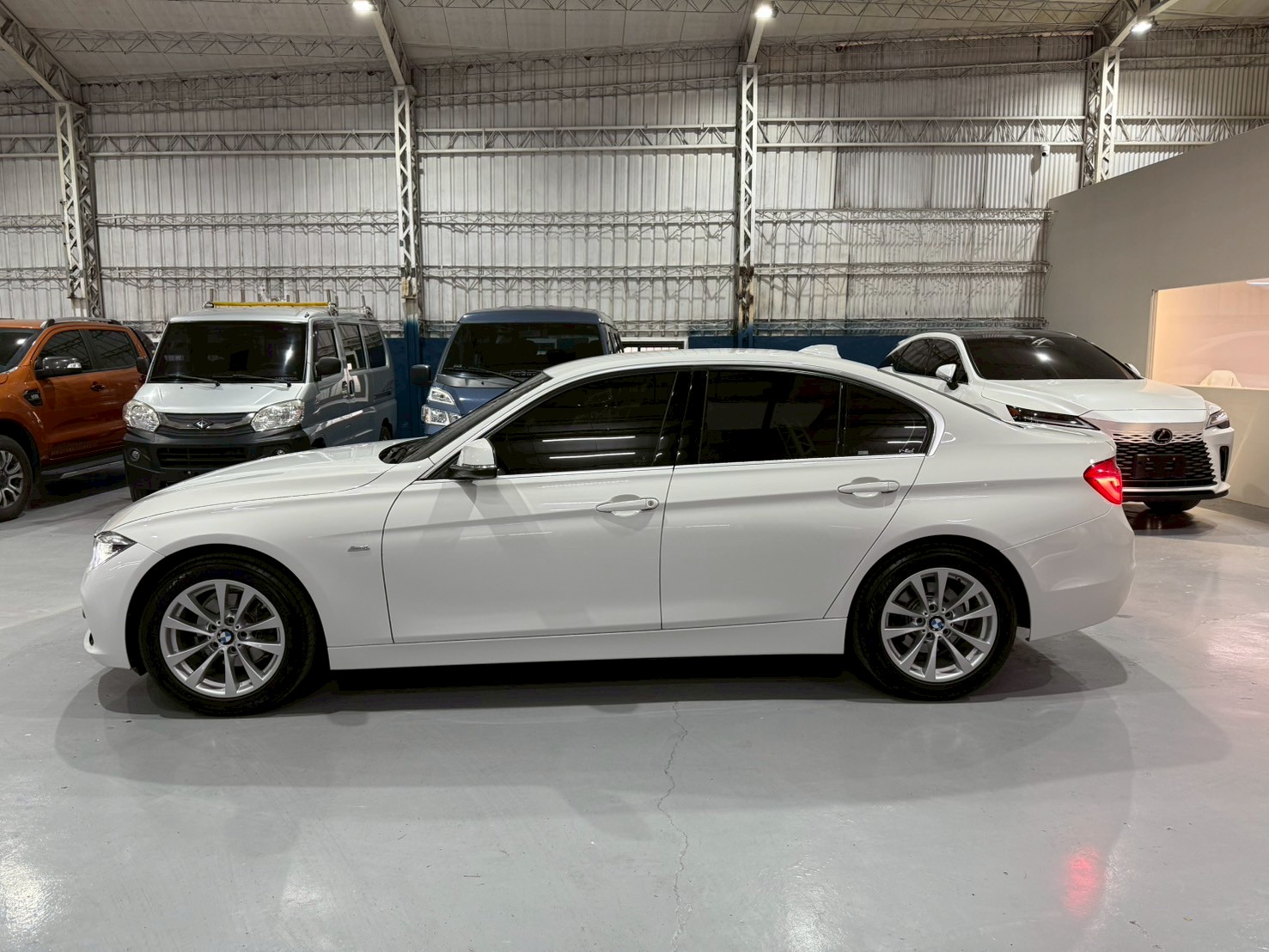 2018 BMW 320i 2.0  第16張相片