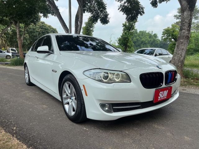 大降價!!BMW 528i/多功能方向盤/定速系統/皮椅/倒車影像系統/電動座椅  第3張相片