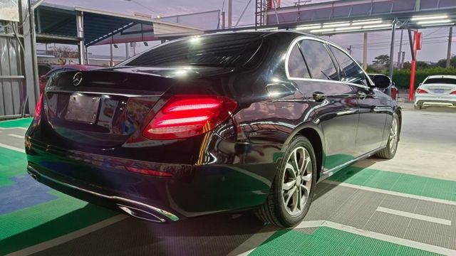 BENZ E220d/柴油/液晶螢幕/多功能方向盤/後座出風口 /倒車顯影  第5張相片