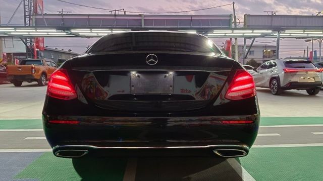 BENZ E220d/柴油/液晶螢幕/多功能方向盤/後座出風口 /倒車顯影  第6張相片