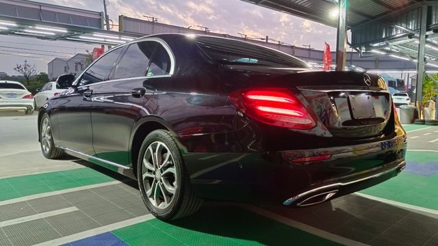 BENZ E220d/柴油/液晶螢幕/多功能方向盤/後座出風口 /倒車顯影  第7張相片