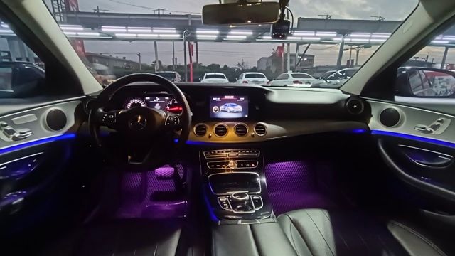 BENZ E220d/柴油/液晶螢幕/多功能方向盤/後座出風口 /倒車顯影  第8張相片