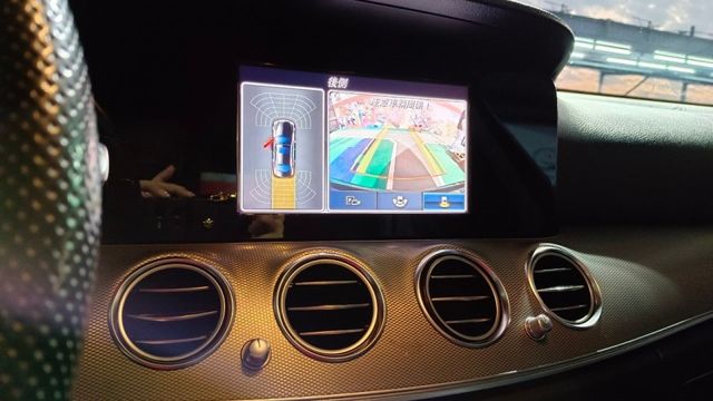 BENZ E220d/柴油/液晶螢幕/多功能方向盤/後座出風口 /倒車顯影  第9張相片